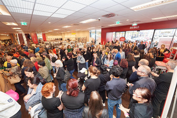 Hunderte Besucher bei der Eröffnung des neuen TK Maxx Stores in Oberwart
